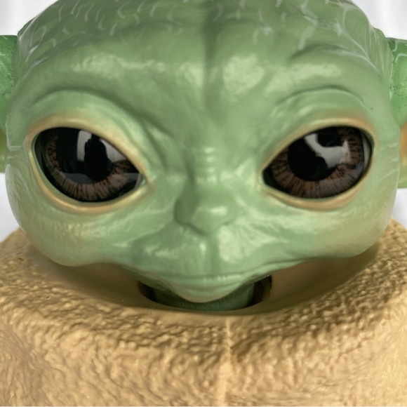 Mandalorian the child STAR WARS figure Disney /Hasbro - Picture 2 of 16